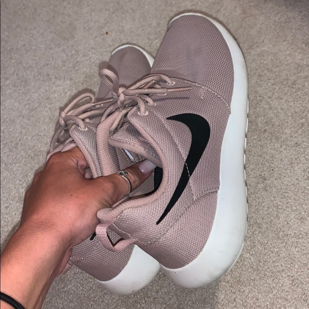 Super cute Nike roshes